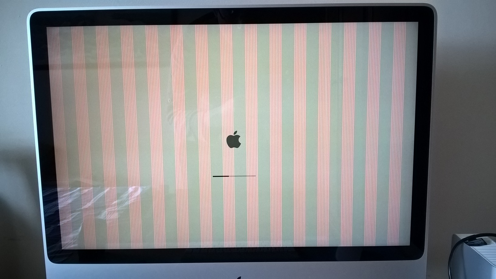 Screen problem. При выключении MACBOOK серый экран с мышкой. Скрин бар для монитора с камерой. Греющие экраны. Stripped on Screen.